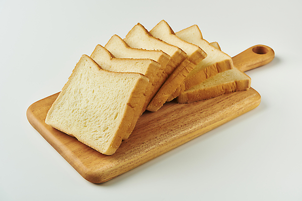 포토 JPG 스튜디오촬영 단면 실내 사람없음 식빵 흰배경 유기농 슬라이스 나무도마 탄수화물 국내포토 웰빙 빵 백그라운드 도마 내부 목재 흰색 파일형식