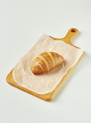 포토 JPG 스튜디오촬영 실내 사람없음 흰배경 유기농 소금 기름종이 나무도마 탄수화물 소금빵 국내포토 웰빙 종이 빵 백그라운드 도마 내부 목재 흰색 파일형식