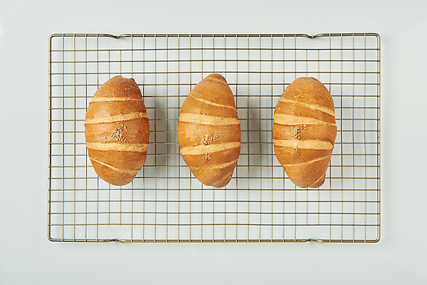 포토 JPG 스튜디오촬영 실내 사람없음 하이앵글 흰배경 유기농 소금 탄수화물 식힘망 소금빵 국내포토 웰빙 빵 뷰포인트 백그라운드 내부 주방도구 흰색 제빵도구 파일형식