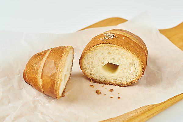 포토 JPG 스튜디오촬영 단면 실내 근접촬영 사람없음 흰배경 유기농 소금 기름종이 나무도마 탄수화물 소금빵 국내포토 웰빙 종이 빵 뷰포인트 백그라운드 도마 내부 목재 흰색 파일형식