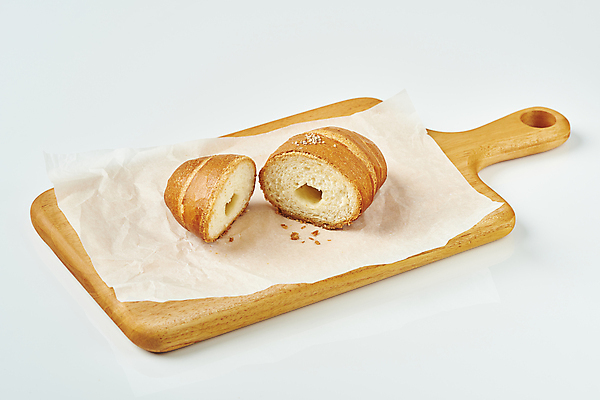 포토 JPG 스튜디오촬영 단면 실내 사람없음 흰배경 유기농 소금 기름종이 나무도마 탄수화물 소금빵 국내포토 웰빙 종이 빵 백그라운드 도마 내부 목재 흰색 파일형식