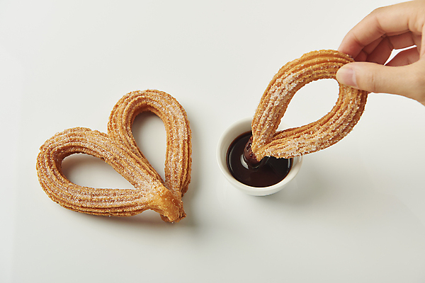 포토 JPG 스튜디오촬영 손 빵 실내 들기 신체부위 하트 흰배경 유기농 종지 찍기 초코시럽 츄러스 탄수화물 국내포토 모양 그릇 웰빙 음식 백그라운드 모션 디저트 사람 내부 초콜릿 흰색 시럽 파일형식