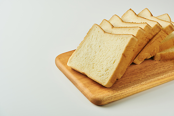포토 JPG 스튜디오촬영 단면 실내 사람없음 식빵 흰배경 유기농 슬라이스 나무도마 탄수화물 국내포토 웰빙 빵 백그라운드 도마 내부 목재 흰색 파일형식