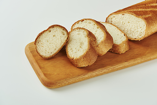 포토 JPG 스튜디오촬영 단면 실내 사람없음 바게트 흰배경 유기농 슬라이스 나무도마 탄수화물 국내포토 웰빙 빵 백그라운드 도마 내부 목재 흰색 파일형식