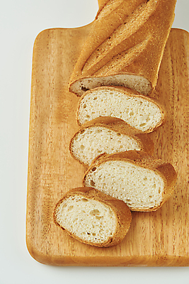 포토 JPG 스튜디오촬영 단면 실내 사람없음 바게트 흰배경 유기농 슬라이스 나무도마 탄수화물 국내포토 웰빙 빵 백그라운드 도마 내부 목재 흰색 파일형식