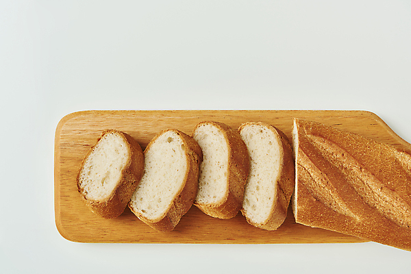 포토 JPG 스튜디오촬영 단면 실내 사람없음 하이앵글 바게트 흰배경 유기농 슬라이스 나무도마 탄수화물 국내포토 웰빙 빵 뷰포인트 백그라운드 도마 내부 목재 흰색 파일형식