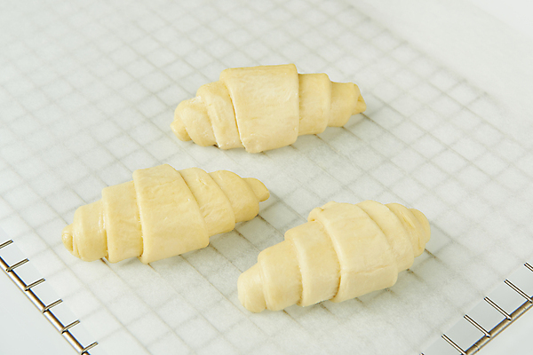 포토 JPG 스튜디오촬영 빵 실내 사람없음 크루아상 흰배경 유기농 기름종이 탄수화물 식힘망 생지 국내포토 웰빙 종이 음식 백그라운드 내부 주방도구 흰색 반죽 제빵도구 파일형식