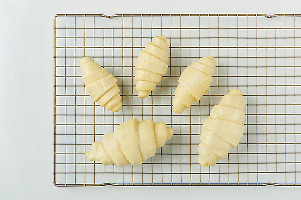 포토 JPG 스튜디오촬영 빵 실내 사람없음 하이앵글 크루아상 흰배경 유기농 탄수화물 식힘망 생지 국내포토 웰빙 음식 뷰포인트 백그라운드 내부 주방도구 흰색 반죽 제빵도구 파일형식