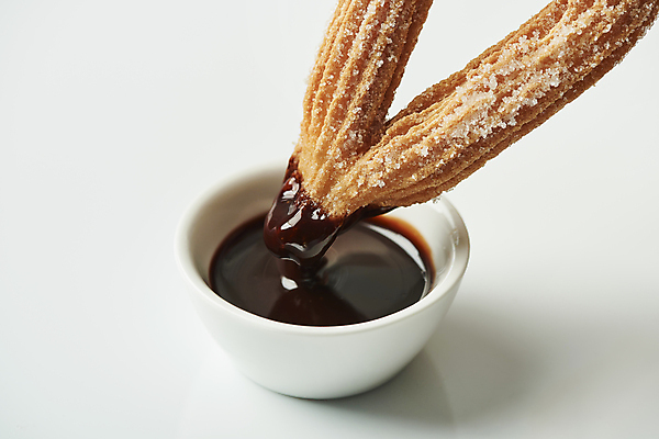 포토 JPG 스튜디오촬영 실내 근접촬영 사람없음 설탕 흰배경 유기농 종지 묻은 찍기 초코시럽 츄러스 국내포토 그릇 웰빙 뷰포인트 백그라운드 모션 디저트 내부 초콜릿 흰색 시럽 파일형식