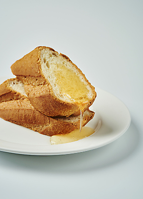 포토 JPG 스튜디오촬영 접시 단면 실내 사람없음 흐름 바게트 흰배경 유기농 꿀 탄수화물 국내포토 식기 웰빙 빵 백그라운드 컨셉 내부 흰색 파일형식