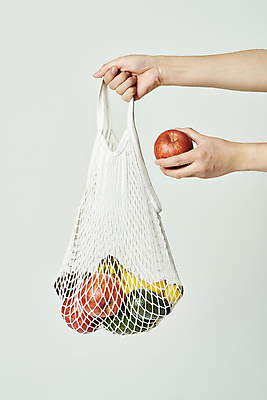 포토 JPG 스튜디오촬영 손 과일 바나나 실내 들기 신체부위 자연보호 재활용 사과 장바구니 흰배경 친환경 유기농 팔 아보카도 건강식 제로웨이스트 네트백 국내포토 웰빙 음식 백그라운드 가방 모션 자연 사람 내부 쇼핑 바구니 환경 그린캠페인 흰색 보호 사회이슈 파일형식