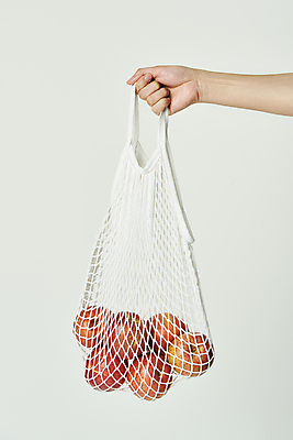 포토 JPG 스튜디오촬영 손 실내 들기 신체부위 자연보호 재활용 사과 장바구니 흰배경 친환경 유기농 팔 건강식 제로웨이스트 네트백 국내포토 웰빙 음식 백그라운드 가방 과일 모션 자연 사람 내부 쇼핑 바구니 환경 그린캠페인 흰색 보호 사회이슈 파일형식