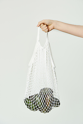 포토 JPG 스튜디오촬영 손 실내 들기 신체부위 자연보호 재활용 장바구니 흰배경 친환경 유기농 팔 아보카도 건강식 제로웨이스트 네트백 국내포토 웰빙 음식 백그라운드 가방 과일 모션 자연 사람 내부 쇼핑 바구니 환경 그린캠페인 흰색 보호 사회이슈 파일형식