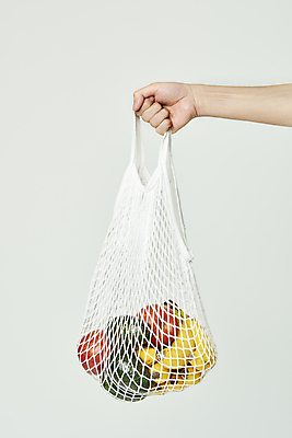 포토 JPG 스튜디오촬영 손 바나나 실내 들기 신체부위 자연보호 재활용 사과 장바구니 흰배경 친환경 유기농 아보카도 건강식 제로웨이스트 네트백 국내포토 웰빙 음식 백그라운드 가방 과일 모션 자연 사람 내부 쇼핑 바구니 환경 그린캠페인 흰색 보호 사회이슈 파일형식