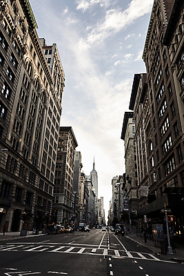 포토 JPG 주간 구름 해외풍경 도로 하늘 사람없음 야외 건물 도시 횡단보도 신호등 아스팔트 뉴욕 맨해튼 국내포토 자연요소 해외 건축물 길 교통시설 풍경 미국 보행로 파일형식
