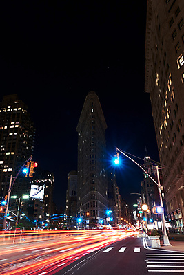 포토 JPG 해외풍경 도로 교통 야경 자동차 사람없음 야외 빛 도시 횡단보도 신호등 뉴욕 장노출 궤적 국내포토 해외 길 육상교통 교통시설 촬영기법 풍경 미국 보행로 야간 파일형식 풍경_경치