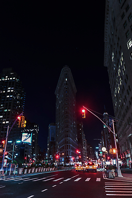 포토 JPG 해외풍경 도로 야경 자동차 사람없음 야외 건물 도시 횡단보도 신호등 뉴욕 국내포토 해외 건축물 길 육상교통 교통시설 풍경 미국 보행로 야간 파일형식 풍경_경치