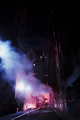 포토 JPG 해외풍경 야경 조명 사람없음 야외 건물 어둠 도시 연기 골목길 뉴욕 국내포토 해외 건축물 길 풍경 미국 야간 파일형식 풍경_경치