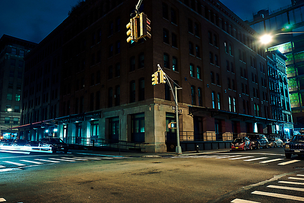 포토 JPG 해외풍경 도로 야경 가로등 자동차 사람없음 야외 빛 어둠 도시 횡단보도 골목길 신호등 교차로 뉴욕 국내포토 해외 공공시설 길 육상교통 교통시설 풍경 미국 보행로 야간 파일형식 풍경_경치