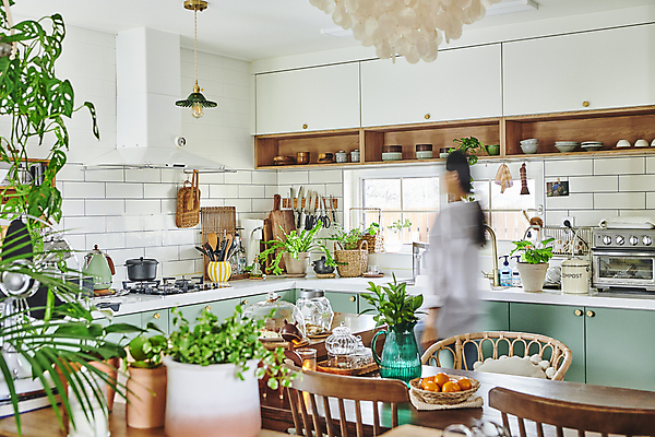 포토 JPG 여자 실루엣 화분 화초 의자 식탁 조명 실내 한명 상반신 20대 성인 취미 옆모습 걷기 주방 한국인 가득함 원예 원예식물 성인여자한명만 플랜테리어 홈가드닝 국내포토 식물 1 뷰포인트 가구 모션 탁자 촬영기법 사람 동양인 청년 내부 인테리어 여자한명만 성인여자만 파일형식