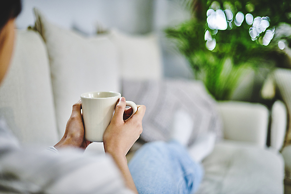 포토 JPG 여자 커피 휴식 실내 한명 들기 앉기 상반신 20대 성인 취미 뒷모습 아웃포커스 소파 한국인 머그컵 소프트포커스 원예 원예식물 성인여자한명만 플랜테리어 홈가드닝 국내포토 식물 1 음료 뷰포인트 컨셉 의자 모션 촬영기법 사람 동양인 청년 내부 컵 인테리어 여자한명만 성인여자만 파일형식