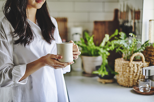 포토 JPG 여자 화분 화초 커피 휴식 실내 한명 들기 상반신 20대 성인 취미 옆모습 아웃포커스 주방 한국인 머그컵 원예 원예식물 성인여자한명만 플랜테리어 홈가드닝 국내포토 식물 1 음료 뷰포인트 컨셉 모션 촬영기법 사람 동양인 청년 내부 컵 인테리어 여자한명만 성인여자만 파일형식