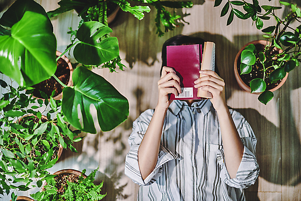 포토 JPG 여자 화분 화초 휴식 실내 그림자 한명 들기 상반신 20대 성인 취미 앞모습 책 하이앵글 눕기 독서 한국인 분위기 가득함 원예 원예식물 얼굴가리기 방바닥 성인여자한명만 플랜테리어 홈가드닝 국내포토 식물 1 뷰포인트 컨셉 모션 바닥 사람 동양인 청년 내부 인테리어 가림 여자한명만 성인여자만 파일형식