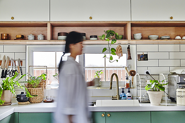 포토 JPG 여자 화분 화초 창문 실내 한명 들기 상반신 20대 성인 취미 옆모습 바구니 걷기 주방 한국인 싱크대 원예 원예식물 성인여자한명만 플랜테리어 홈가드닝 국내포토 식물 1 뷰포인트 모션 사람 동양인 청년 내부 인테리어 개수대 여자한명만 성인여자만 파일형식