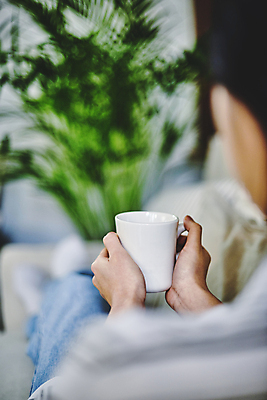 포토 JPG 여자 커피 휴식 실내 한명 들기 앉기 상반신 20대 성인 취미 뒷모습 아웃포커스 한국인 머그컵 소프트포커스 원예 원예식물 성인여자한명만 플랜테리어 홈가드닝 국내포토 식물 1 음료 뷰포인트 컨셉 모션 촬영기법 사람 동양인 청년 내부 컵 인테리어 여자한명만 성인여자만 파일형식