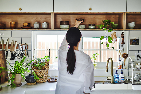 포토 JPG 그릇 여자 화분 화초 창문 실내 한명 들기 상반신 20대 성인 취미 뒷모습 바구니 주방 한국인 잡기 찬장 싱크대 원예 원예식물 꺼내기 성인여자한명만 플랜테리어 홈가드닝 국내포토 식물 1 식기 뷰포인트 가구 모션 사람 동양인 청년 내부 인테리어 개수대 여자한명만 성인여자만 파일형식