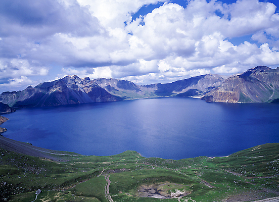 포토 JPG 주간 구름 호수 하늘 한국 풍경 사람없음 야외 백두산 천지 국내여행 백두산천지 국내포토 자연요소 아시아 여행 산 파일형식