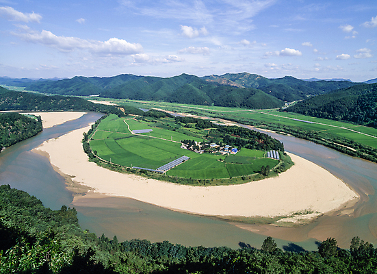 포토 JPG 주간 구름 밭 하늘 산 풍경 사람없음 야외 강 맑음 전경 국내포토 자연요소 농업 날씨 파일형식 탑뷰