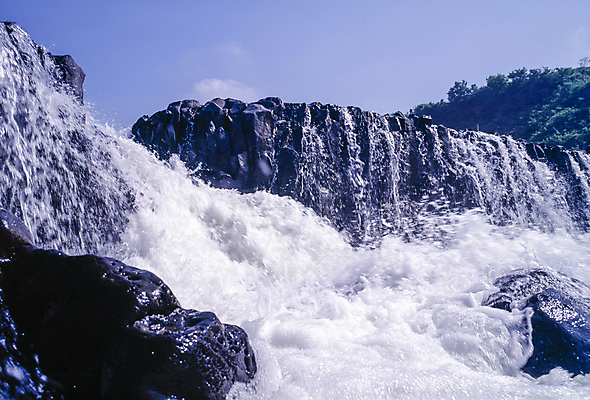 포토 JPG 주간 하늘 풍경 사람없음 야외 물 맑음 절벽 폭포 흐름 국내포토 자연요소 컨셉 자연 날씨 파일형식