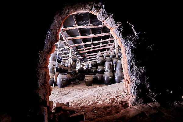 포토 JPG 공장 출입구 실내 풍경 사람없음 쌓기 항아리 아궁이 도자기공예 전라북도 고창 도자기공방 가마_도구 국내포토 공업 모션 내부 도자기 공예 전라도 파일형식