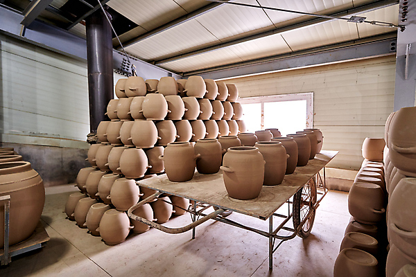 포토 JPG 창문 공장 실내 풍경 사람없음 쌓기 수레 항아리 도자기공예 전라북도 일렬 고창 도자기공방 국내포토 공업 모션 내부 카트 도자기 공예 전라도 파일형식