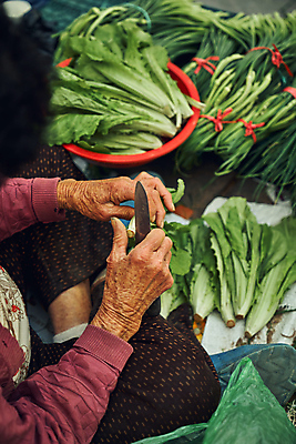 포토 JPG 여자 노년 채소 실내 한명 들기 앉기 풍경 상반신 옆모습 바구니 한국인 칼 전라북도 상인 재료손질 손질 다듬기 노인여자한명만 국내포토 장수군 1 뷰포인트 모션 사람 동양인 성인 내부 전라도 여자한명만 노인여자만 파일형식