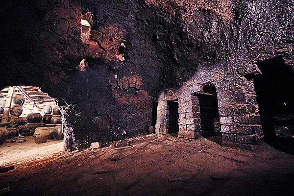 포토 JPG 한국전통 출입구 실내 풍경 사람없음 내부 항아리 아궁이 도자기공예 전라북도 고창 도자기공방 가마_도구 국내포토 전통 한국 도자기 공예 전라도 파일형식