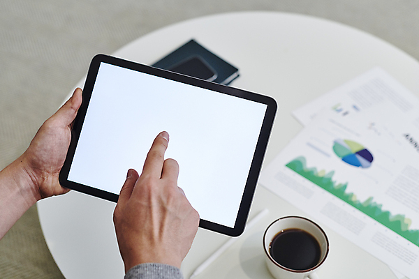 포토 JPG 손 커피 탁자 실내 스마트라이프 들기 신체부위 스마트기기 태블릿 터치 업무 커피잔 문서 재택근무 목업 국내포토 라이프스타일 음료 가구 비즈니스 모션 잔 사람 내부 전자제품 작업 파일형식