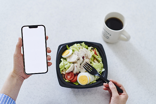 포토 JPG 손 커피 포크 다이어트 방울토마토 실내 스마트라이프 들기 신체부위 스마트폰 스마트기기 하이앵글 식사 샐러드 머그컵 플라스틱 삶은계란 저칼로리식단 목업 식단관리 국내포토 라이프스타일 식기 음료 음식 뷰포인트 토마토 모션 재질 건강 사람 내부 컵 전자제품 핸드폰 계란 계란요리 식단 저칼로리 파일형식