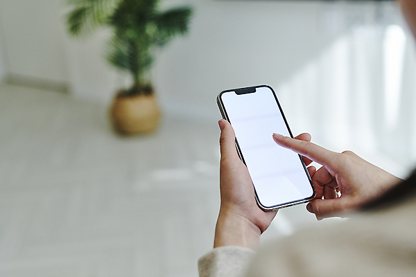 포토 JPG 여자 화분 거실 실내 스마트라이프 한명 들기 상반신 성인 뒷모습 아웃포커스 30대 스마트폰 스마트기기 터치 소프트포커스 목업 성인여자한명만 국내포토 1 라이프스타일 뷰포인트 모션 촬영기법 사람 내부 장년 전자제품 핸드폰 여자한명만 성인여자만 파일형식