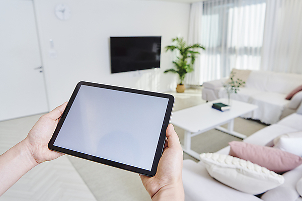 포토 JPG 손 화분 거실 탁자 실내 스마트라이프 들기 신체부위 스마트기기 소파 태블릿 텔레비전 스마트 컨트롤 목업 사물인터넷 스마트홈 국내포토 라이프스타일 가구 컨셉 의자 모션 정보기술 사람 내부 전자제품 파일형식 AI_인공지능