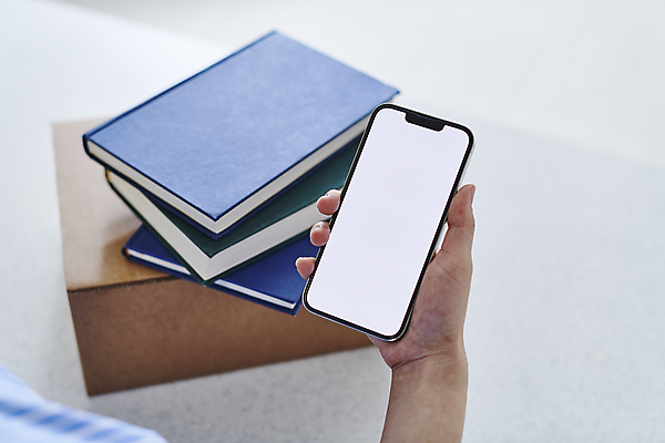 포토 JPG 손 실내 스마트라이프 들기 신체부위 책 스마트폰 스마트기기 쌓기 확인 택배 택배상자 구독 목업 구독경제 국내포토 라이프스타일 모션 사람 내부 경제 전자제품 핸드폰 상자 운송업 파일형식