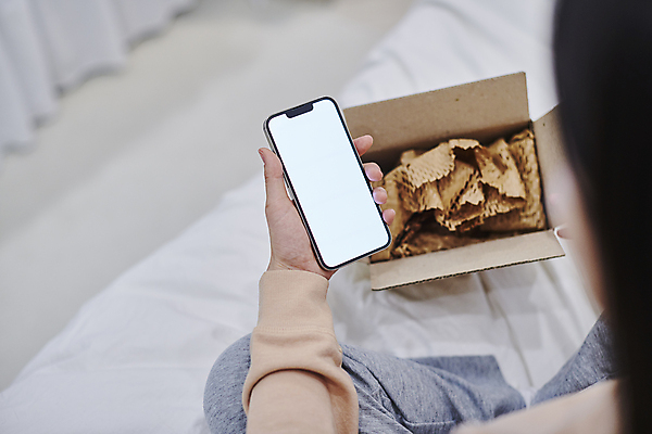 포토 JPG 여자 실내 스마트라이프 한명 들기 앉기 성인 뒷모습 30대 스마트폰 스마트기기 한국인 하반신 침대 오픈 소프트포커스 확인 택배 택배상자 목업 성인여자한명만 국내포토 1 라이프스타일 뷰포인트 가구 모션 촬영기법 사람 동양인 내부 장년 전자제품 핸드폰 상자 운송업 여자한명만 성인여자만 파일형식