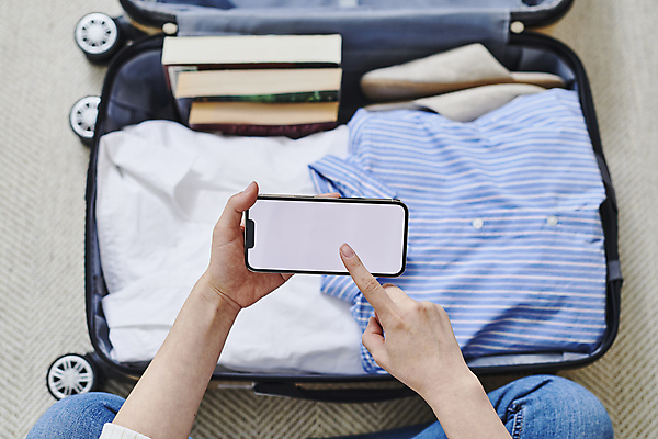 포토 JPG 손 옷 여행 실내 실내화 스마트라이프 들기 신체부위 책 스마트폰 스마트기기 하이앵글 캐리어 터치 오픈 확인 준비 짐싸기 목업 국내포토 라이프스타일 뷰포인트 신발 모션 사람 내부 전자제품 핸드폰 여행가방 파일형식