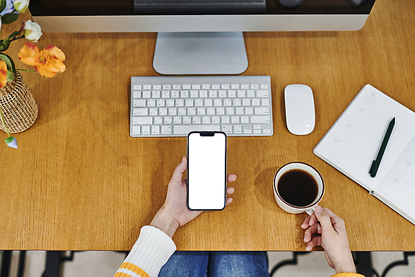 포토 JPG 손 꽃 커피 실내 스마트라이프 들기 신체부위 스마트폰 스마트기기 컴퓨터 하이앵글 볼펜 다이어리 꽃병 잡기 커피잔 책상 재택근무 목업 국내포토 식물 라이프스타일 음료 뷰포인트 가구 비즈니스 모션 잔 사람 내부 전자제품 핸드폰 펜 사무용품 파일형식