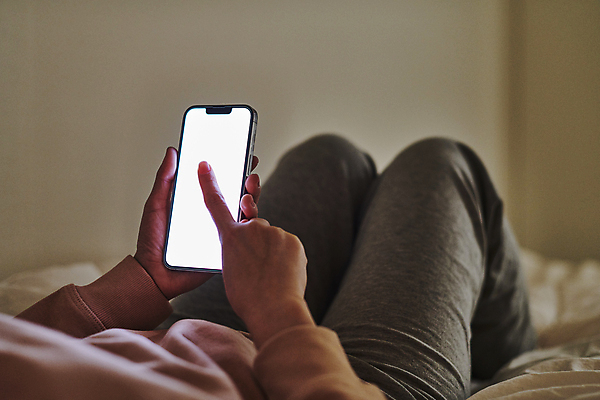 포토 JPG 여자 휴식 실내 스마트라이프 한명 들기 성인 옆모습 30대 스마트폰 스마트기기 눕기 터치 한국인 하반신 침대 목업 성인여자한명만 국내포토 1 라이프스타일 뷰포인트 가구 컨셉 모션 사람 동양인 내부 장년 전자제품 핸드폰 여자한명만 성인여자만 파일형식