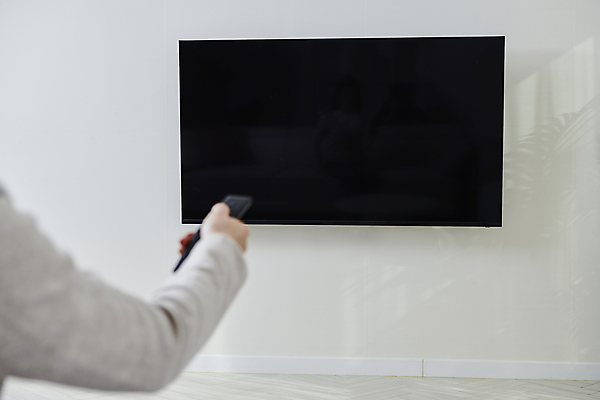 포토 JPG 손 거실 실내 스마트라이프 들기 신체부위 스마트기기 텔레비전 리모컨 소프트포커스 티비시청 목업 국내포토 라이프스타일 모션 촬영기법 사람 내부 전자제품 시청_보고들음 파일형식