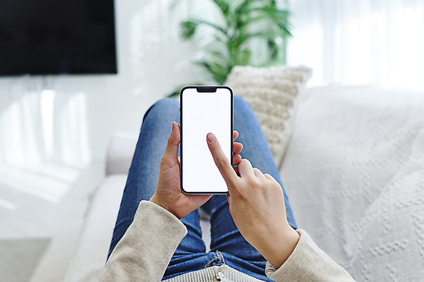 포토 JPG 손 여자 거실 실내 스마트라이프 한명 들기 성인 앞모습 아웃포커스 30대 스마트폰 스마트기기 소파 눕기 터치 한국인 하반신 다리 목업 성인여자한명만 국내포토 1 라이프스타일 뷰포인트 의자 모션 촬영기법 사람 동양인 내부 신체부위 장년 전자제품 핸드폰 여자한명만 성인여자만 파일형식