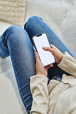 포토 JPG 여자 실내 스마트라이프 한명 들기 앉기 성인 앞모습 30대 스마트폰 스마트기기 소파 한국인 하반신 목업 성인여자한명만 국내포토 1 라이프스타일 뷰포인트 의자 모션 사람 동양인 내부 장년 전자제품 핸드폰 여자한명만 성인여자만 파일형식