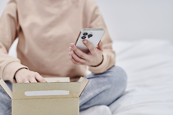 포토 JPG 여자 실내 스마트라이프 한명 들기 앉기 상반신 성인 앞모습 30대 스마트폰 스마트기기 한국인 침대 오픈 확인 택배 택배상자 성인여자한명만 국내포토 1 라이프스타일 뷰포인트 가구 모션 사람 동양인 내부 장년 전자제품 핸드폰 상자 운송업 여자한명만 성인여자만 파일형식